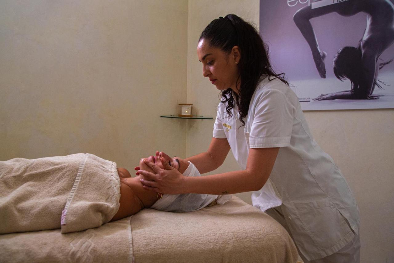Golden Tower Hotel&Spa Florence Buitenkant foto A spa treatment