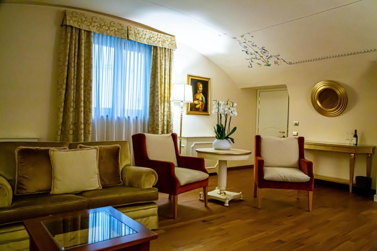 Golden Tower Hotel&Spa Florence Buitenkant foto A suite at the Hotel de la Ville