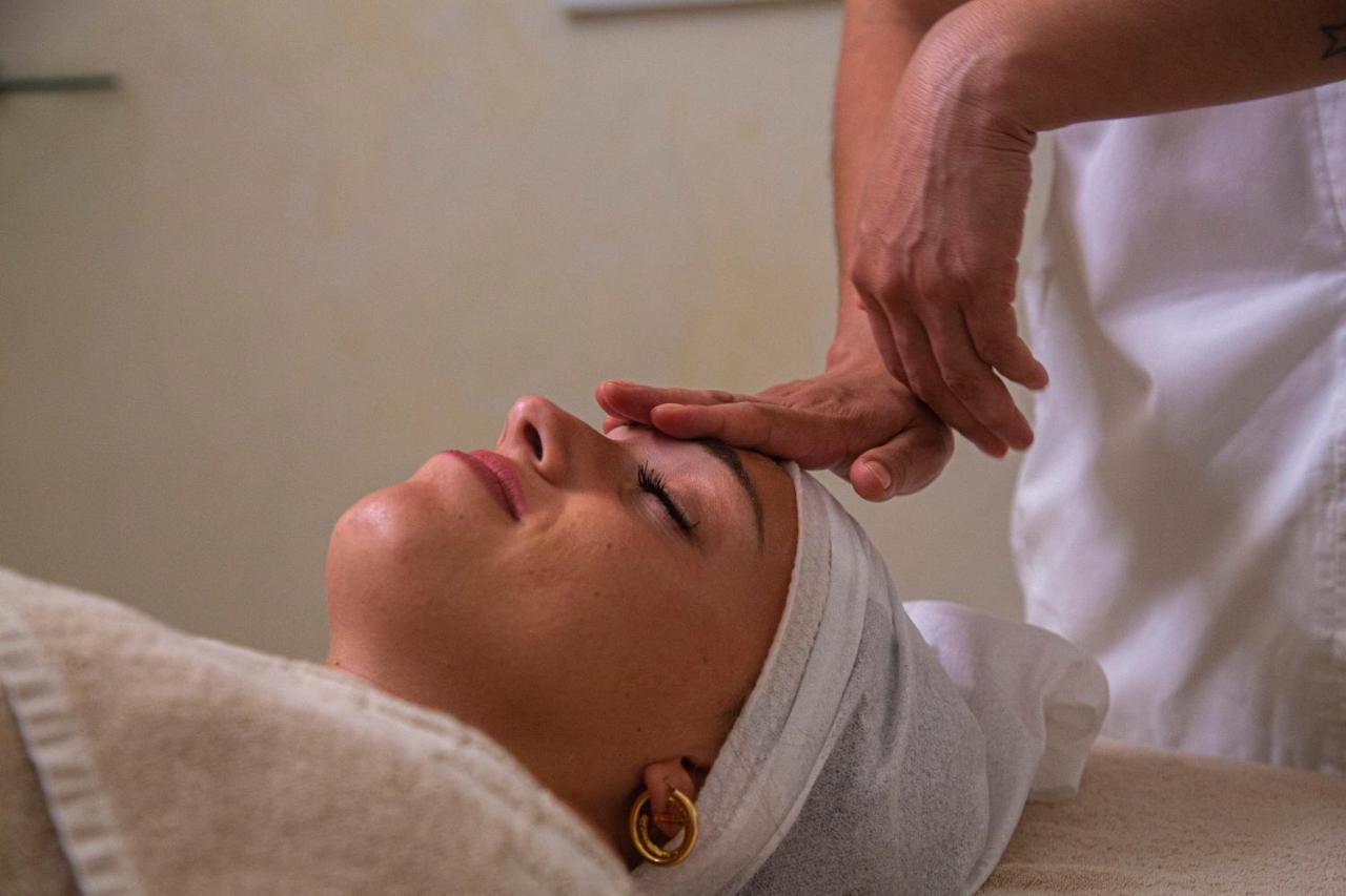 Golden Tower Hotel&Spa Florence Buitenkant foto A woman receiving a facial massage