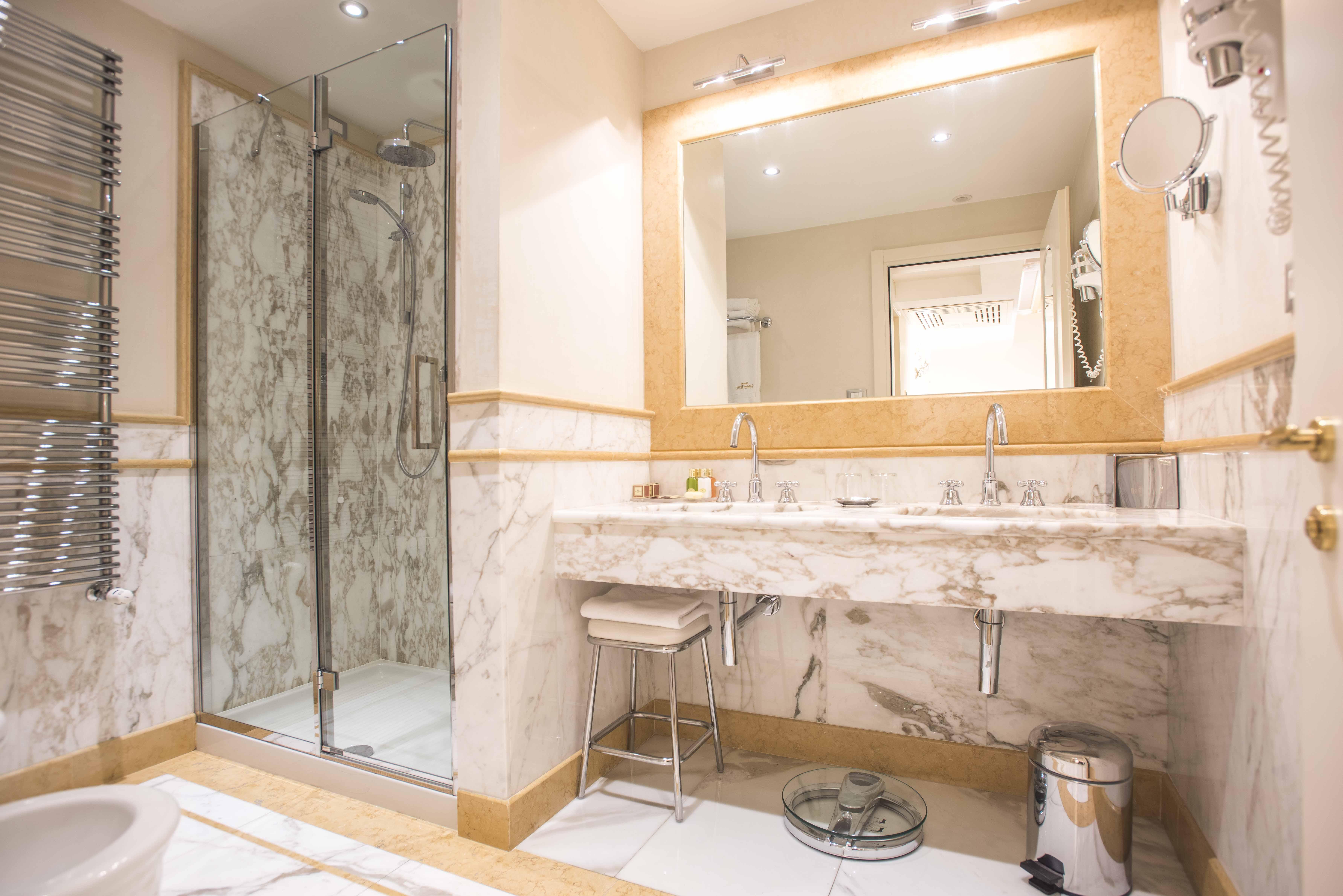 Golden Tower Hotel&Spa Florence Buitenkant foto A bathroom