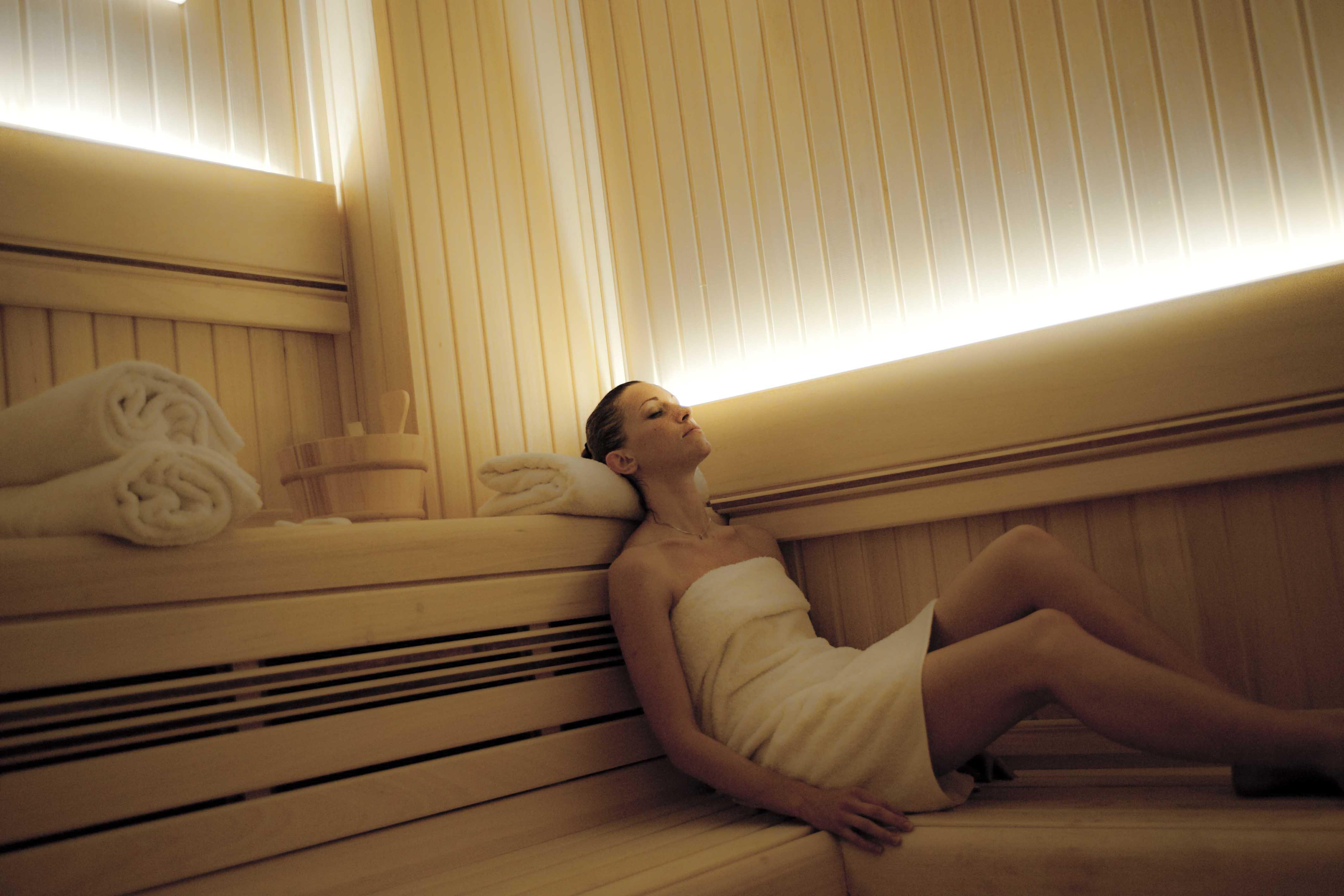 Golden Tower Hotel&Spa Florence Buitenkant foto A woman in a sauna