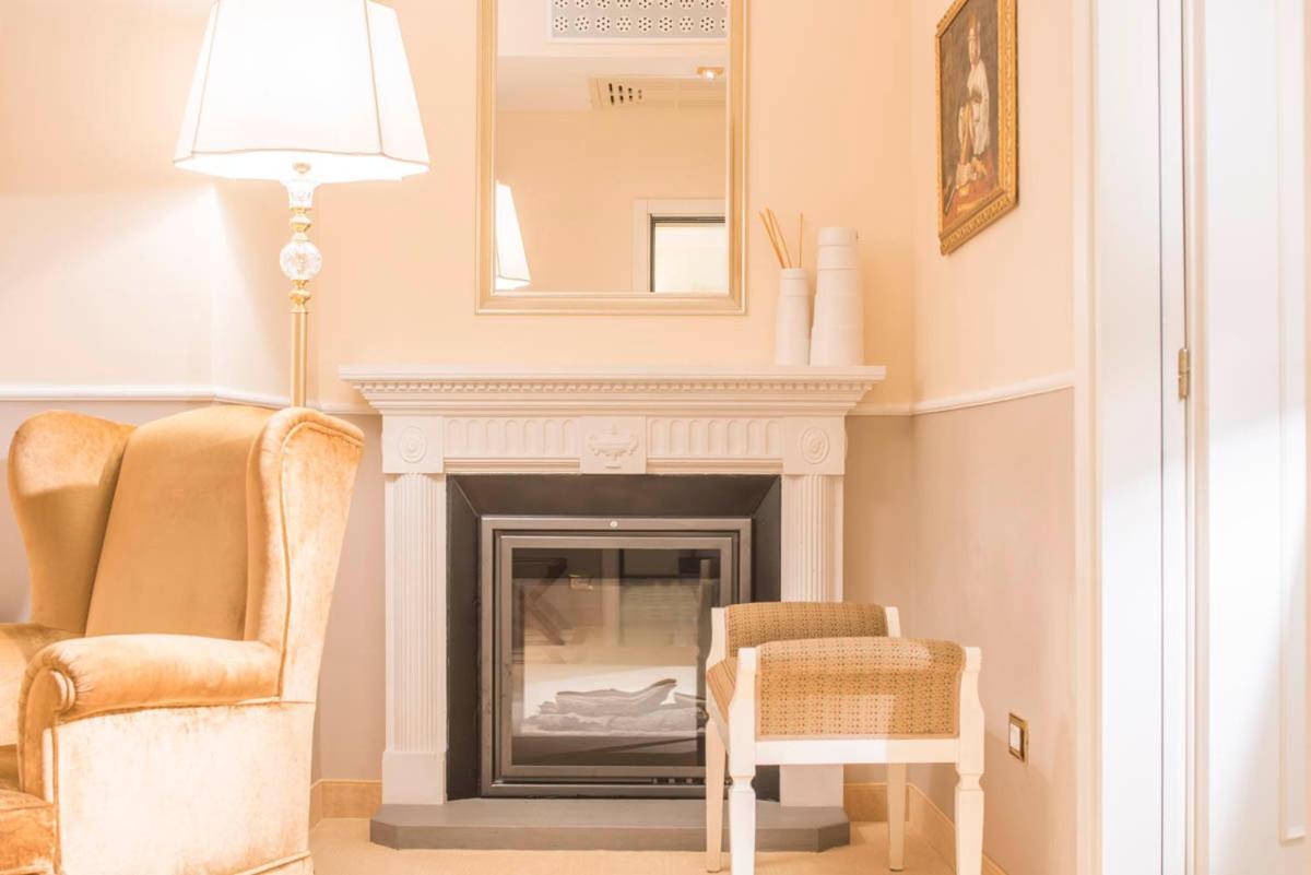 Golden Tower Hotel&Spa Florence Buitenkant foto A fireplace in a living room
