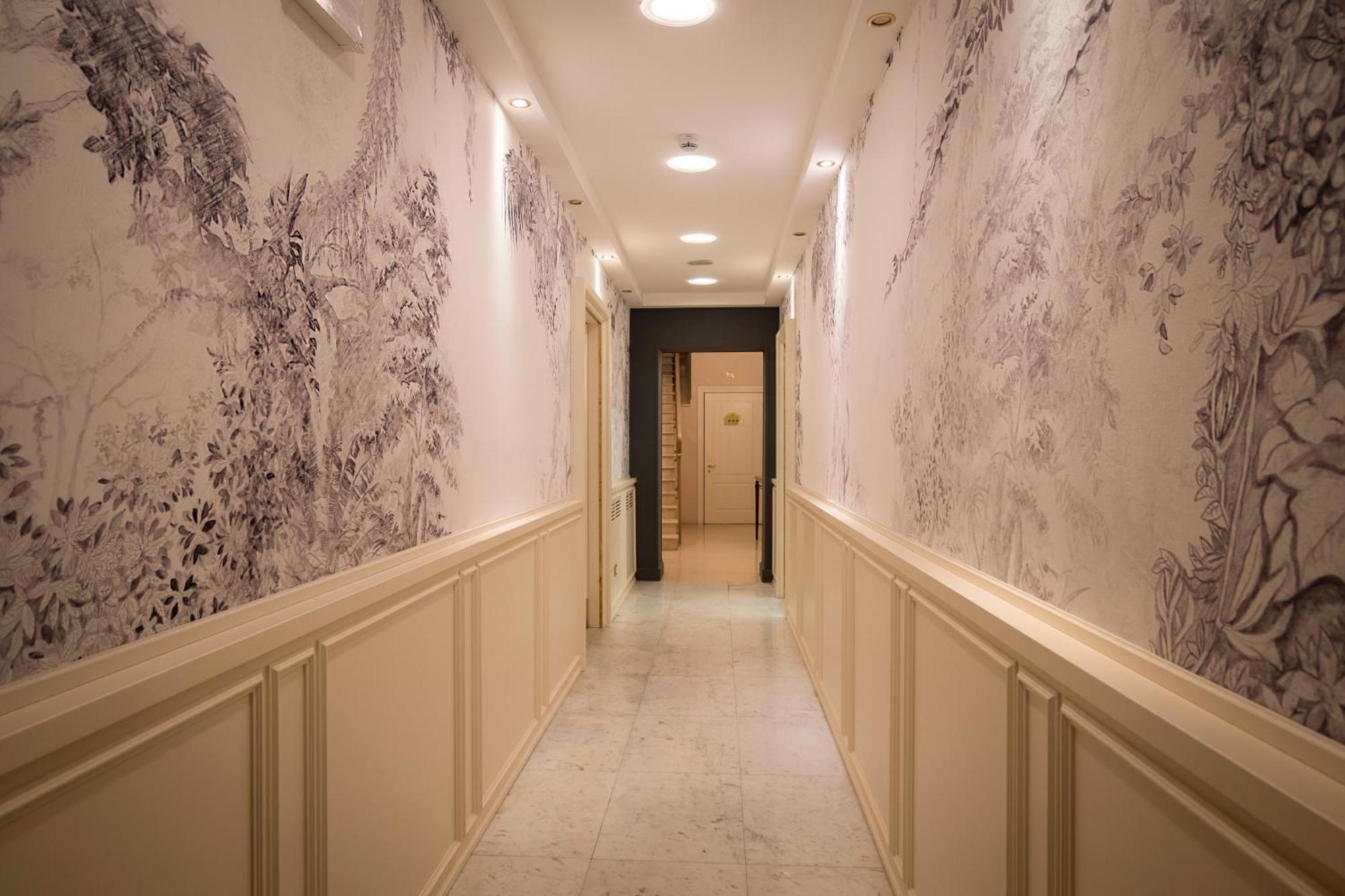 Golden Tower Hotel&Spa Florence Buitenkant foto A corridor in the hotel
