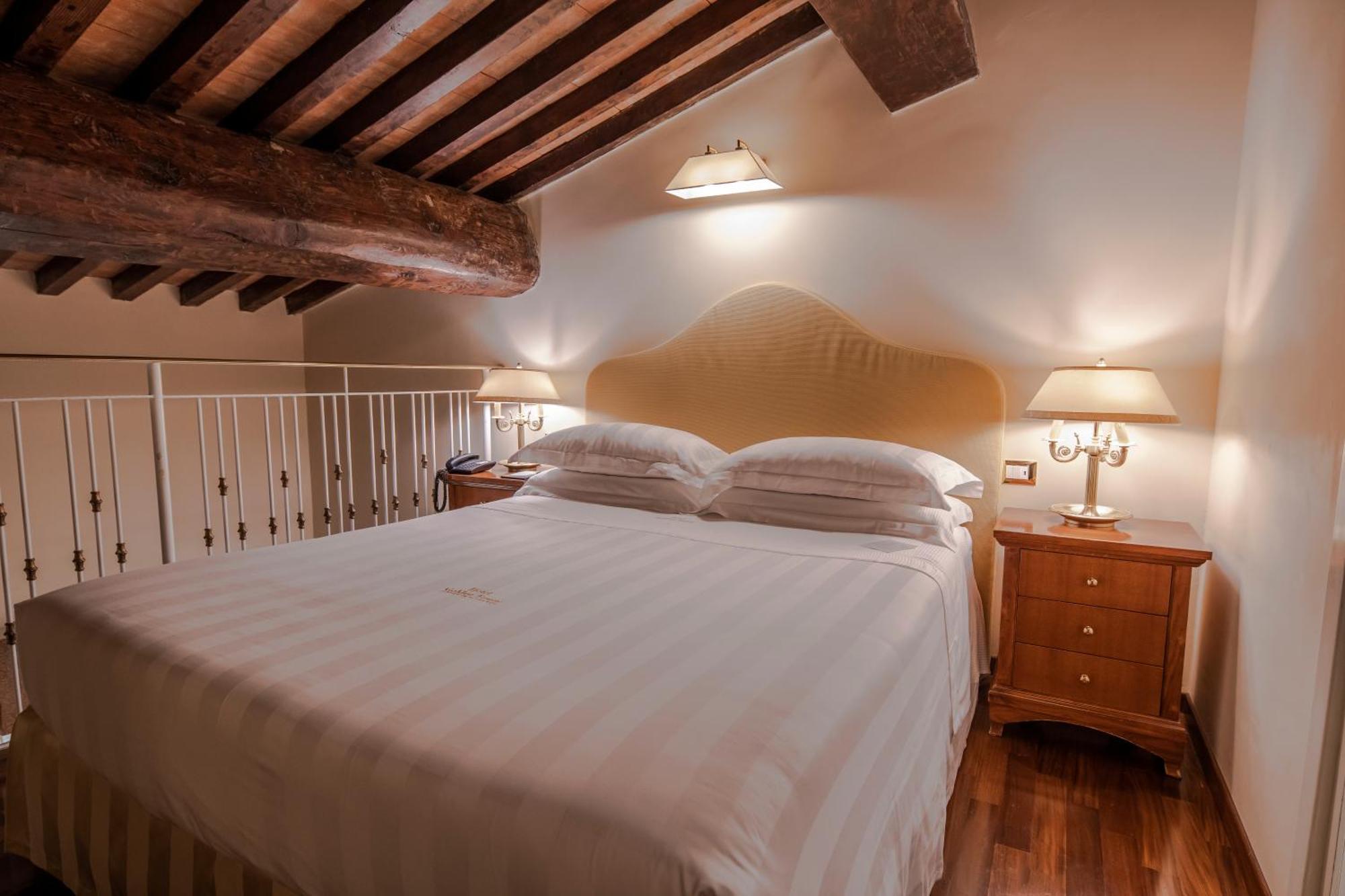 Golden Tower Hotel&Spa Florence Buitenkant foto A bedroom at the hotel