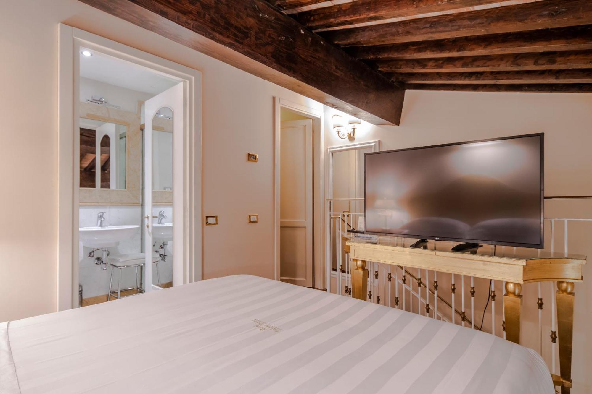 Golden Tower Hotel&Spa Florence Buitenkant foto A room at the hotel