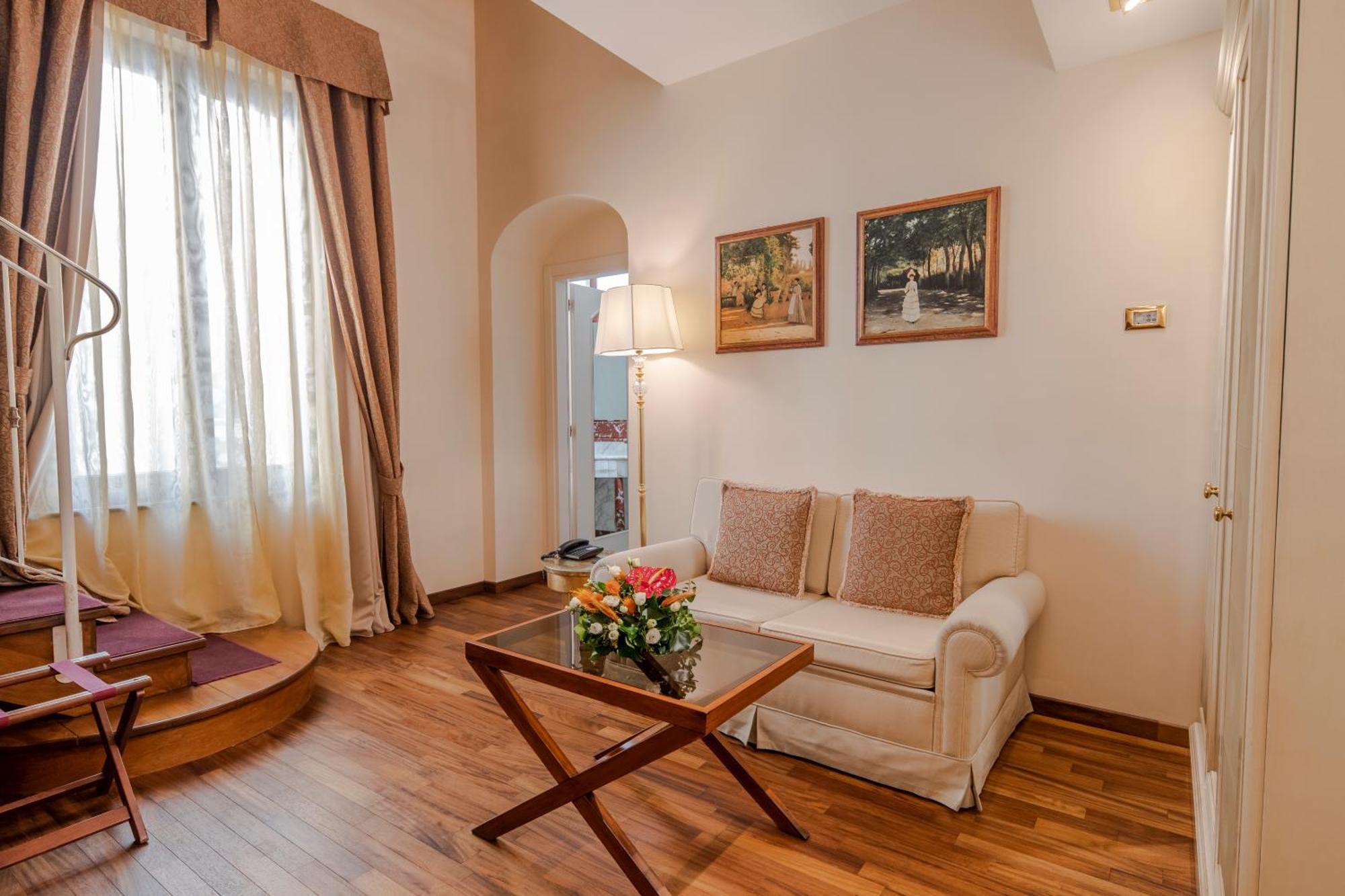 Golden Tower Hotel&Spa Florence Buitenkant foto A suite at the hotel
