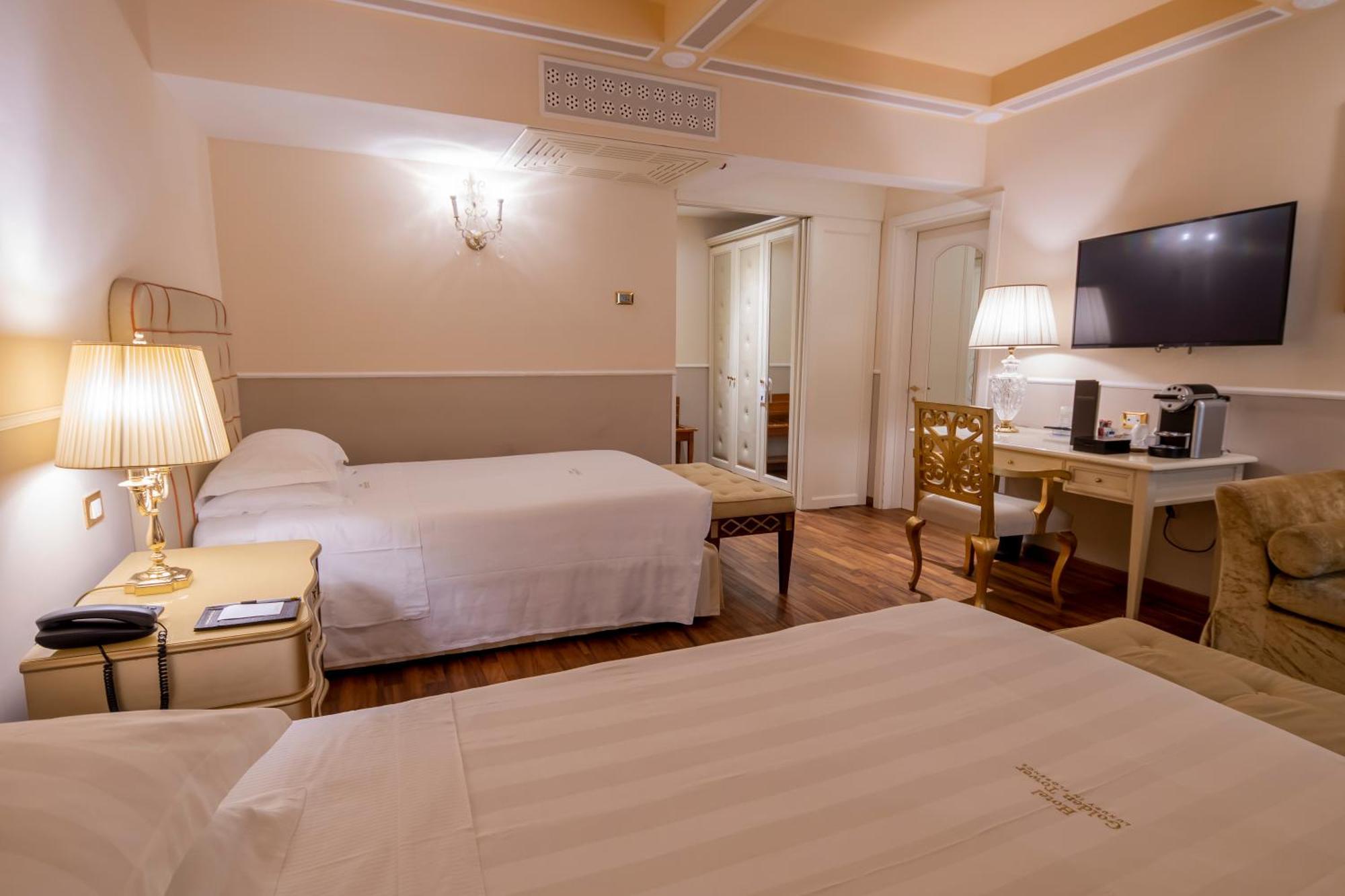 Golden Tower Hotel&Spa Florence Buitenkant foto A room at the hotel