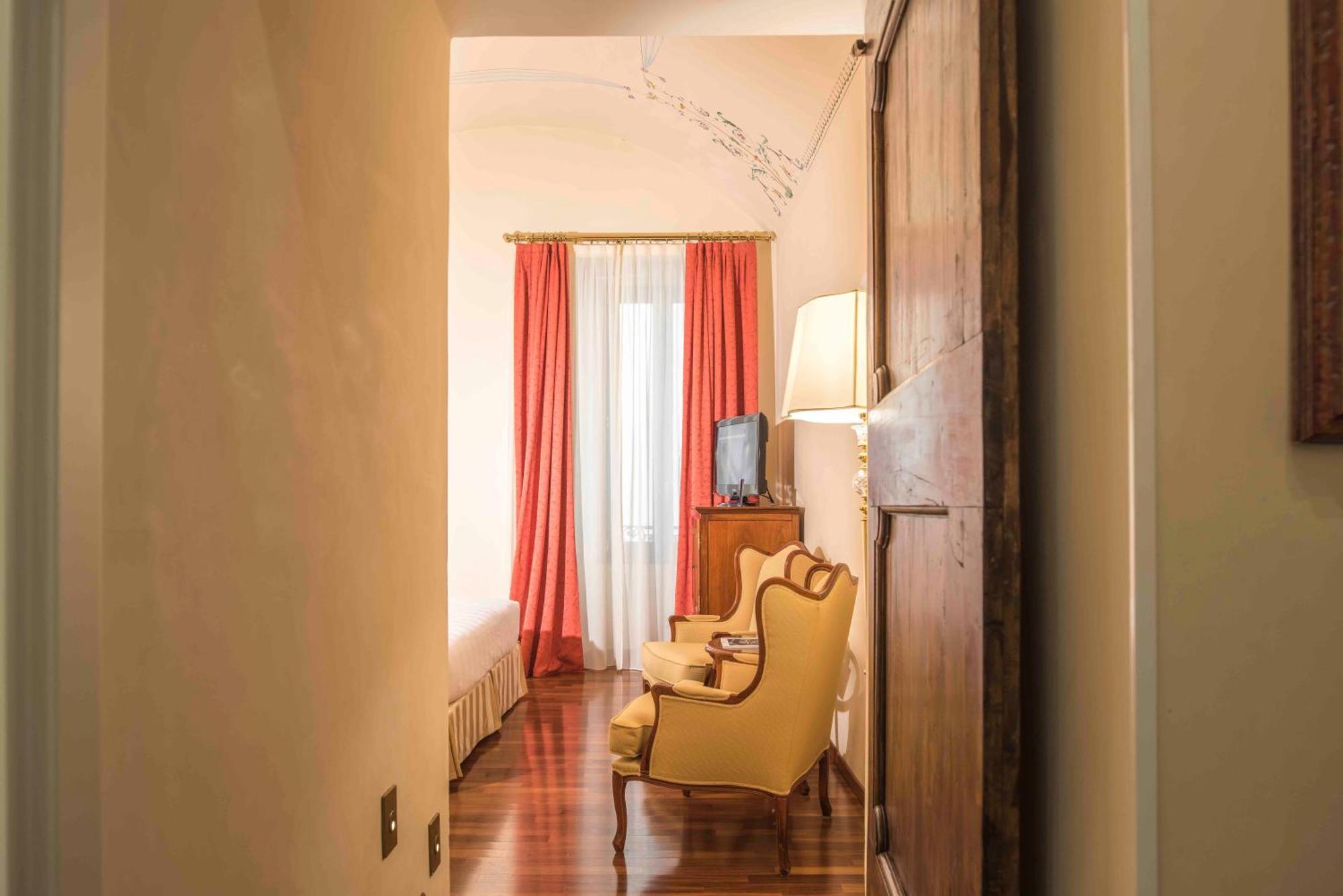 Golden Tower Hotel&Spa Florence Kamer foto A room at the hotel