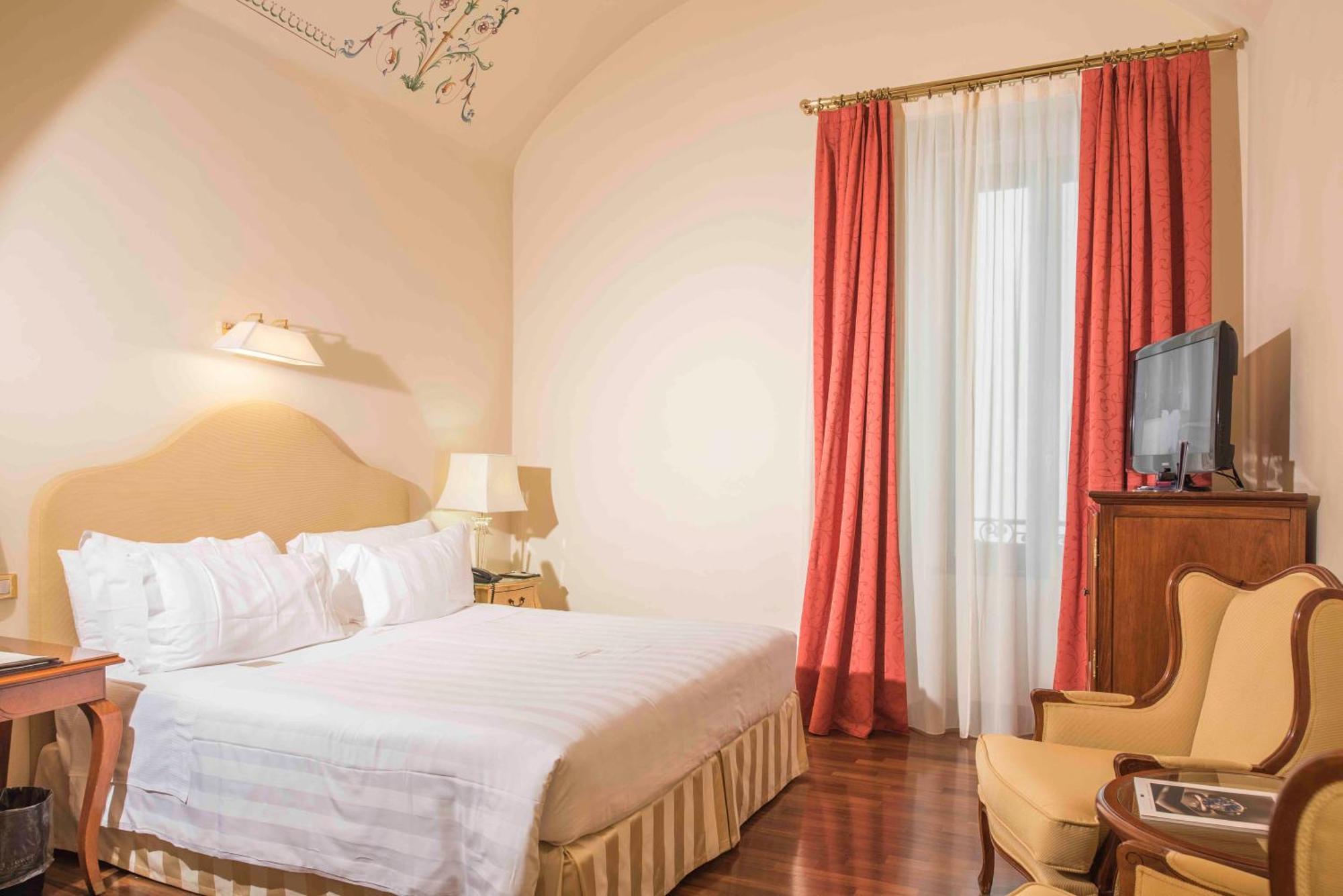 Golden Tower Hotel&Spa Florence Buitenkant foto A room at the hotel
