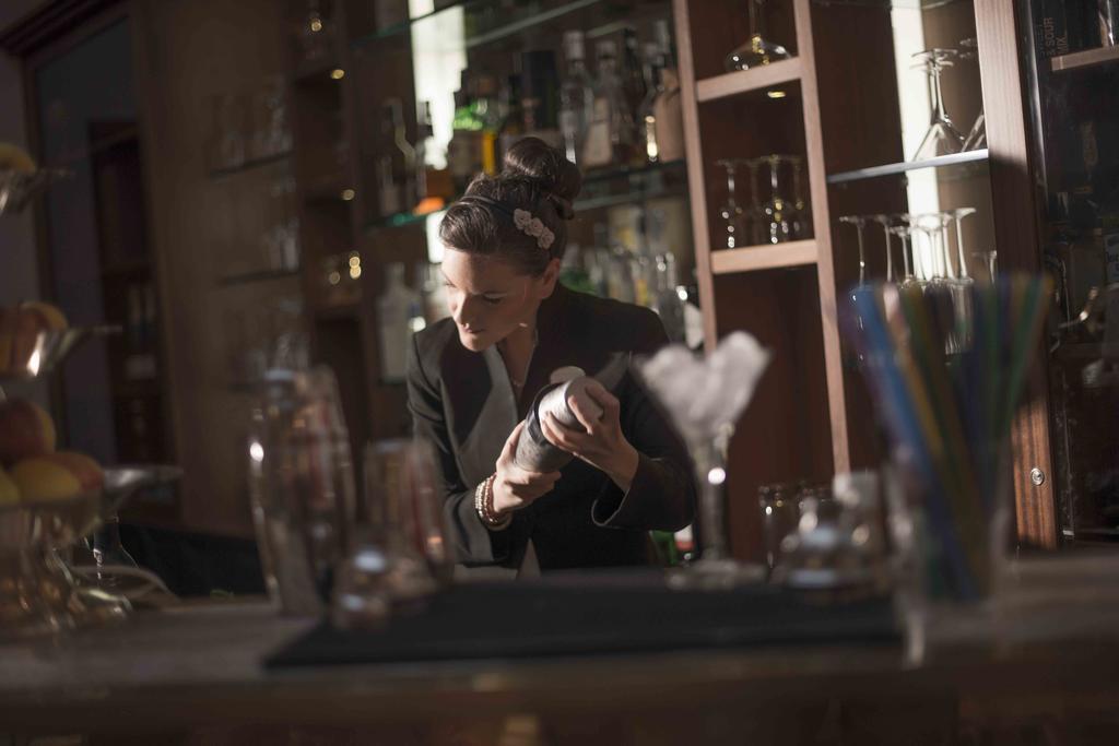 Golden Tower Hotel&Spa Florence Buitenkant foto A bartender at work