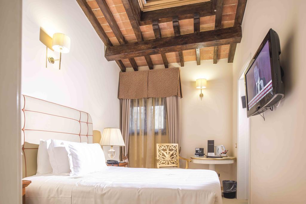 Golden Tower Hotel&Spa Florence Buitenkant foto A room at the hotel